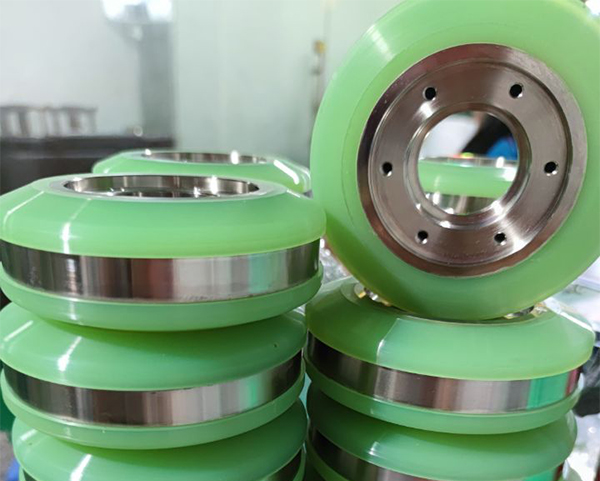 Rubber-coated rollers in kind